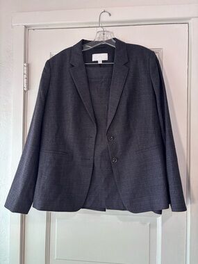 Boss Women’s Gray Blazer and skirt